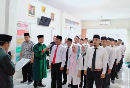 Ketua KPU Pesawaran Melantik 33 Petugas Sekertariat PPK