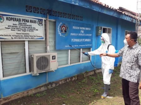 Polres Pesawaran Laksanakan Penyemprotan Disinfektan di Kantor PWI