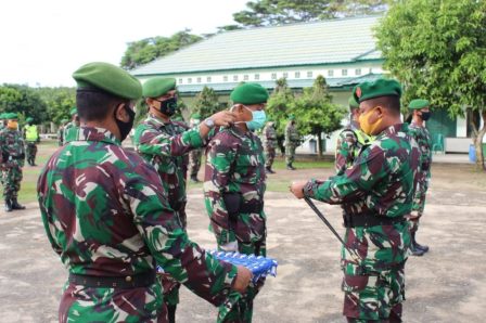 Dandim 0426 Tulang Bawang Bagikan Masker Untuk Anggota