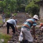 Benahi Jalan Onderlagh Yang Rusak,warga Mada Jaya Bergotong Royong