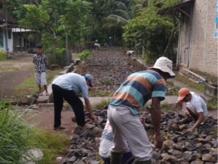 Benahi Jalan Onderlagh Yang Rusak,warga Mada Jaya Bergotong Royong