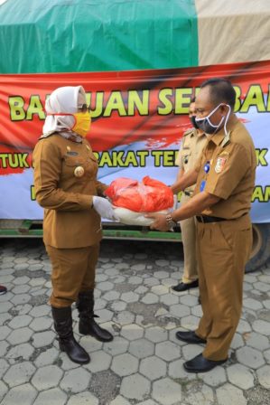 Bupati Tulang Bawang Berikan Bantuan Paket Sembako di Menggala