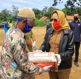 Tanpa lelah bunda winarti dan tim gugus penanganan covid-19 , telah guyur bantuan sembako ke 12 kecamatan.