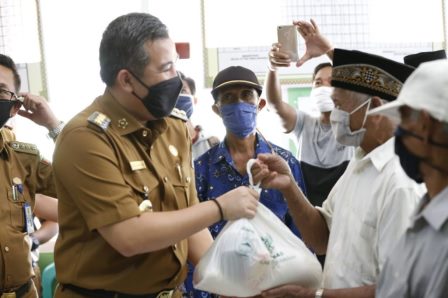 Bupati Pesawaran Serahkan Bantuan, Waspadalah Terhadap Wabah Virus Covid-19