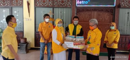 DPP Partai Golkar serahkan Alat pelindung Diri (APD) ke pemeritah kota Metro yang di terima langsung oleh juru bicara ketua covid-19 M.Nasir