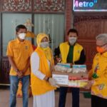 DPP Partai Golkar serahkan Alat pelindung Diri (APD) ke pemeritah kota Metro yang di terima langsung oleh juru bicara ketua covid-19 M.Nasir