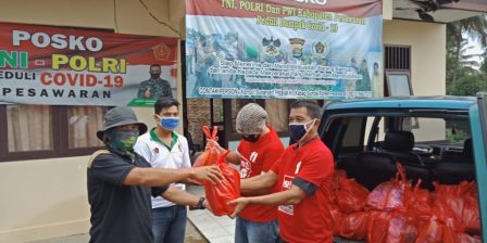 Bersama TNI, Polri dan PWI Pesawaran Partai Solidaritas Indonesia Berikan Paket Sembako di Posko