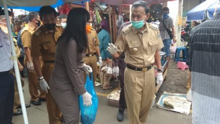 Walikota Achmad Pairin, memborong dagangan pedagang sembako di Pasar Kopindo