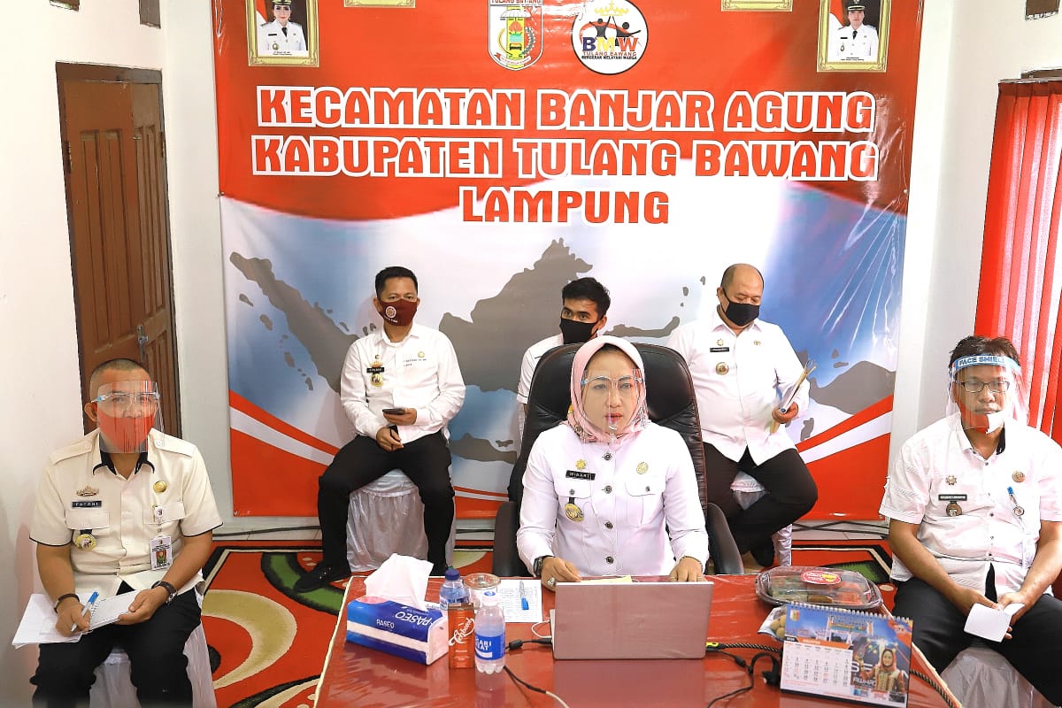 Bupati Tulangbawang Hj. Winarti SE MH, mengadakan video conference (Vicon) dengan para Kepala Puskesmas dan Camat se-Kabupaten Tulangbawang