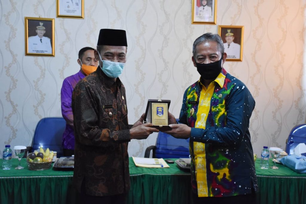 Bertukar cinderamata antara Wakil Walikota Metro Djohan dan Wakil Bupati OKI HM Jafar Shodiq agenda kedatangan pemkot dalam rangka studi lapangan