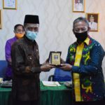 Bertukar cinderamata antara Wakil Walikota Metro Djohan dan Wakil Bupati OKI HM Jafar Shodiq agenda kedatangan pemkot dalam rangka studi lapangan