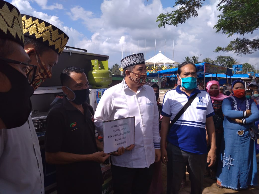 Bupati Pesawaran Berikan Bantuan Gerobak Dorong dan Gerombong Motor