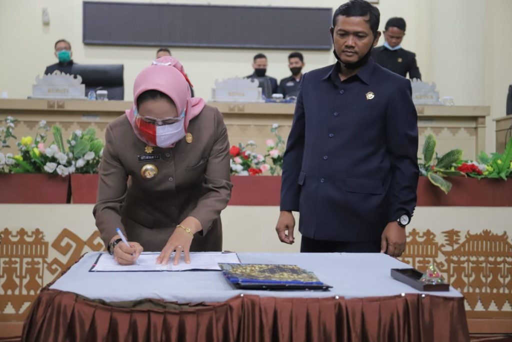 Bupati Winarti hadiri dan ikuti sidang Paripurna DPRD tuba pembicaraan Tahap II