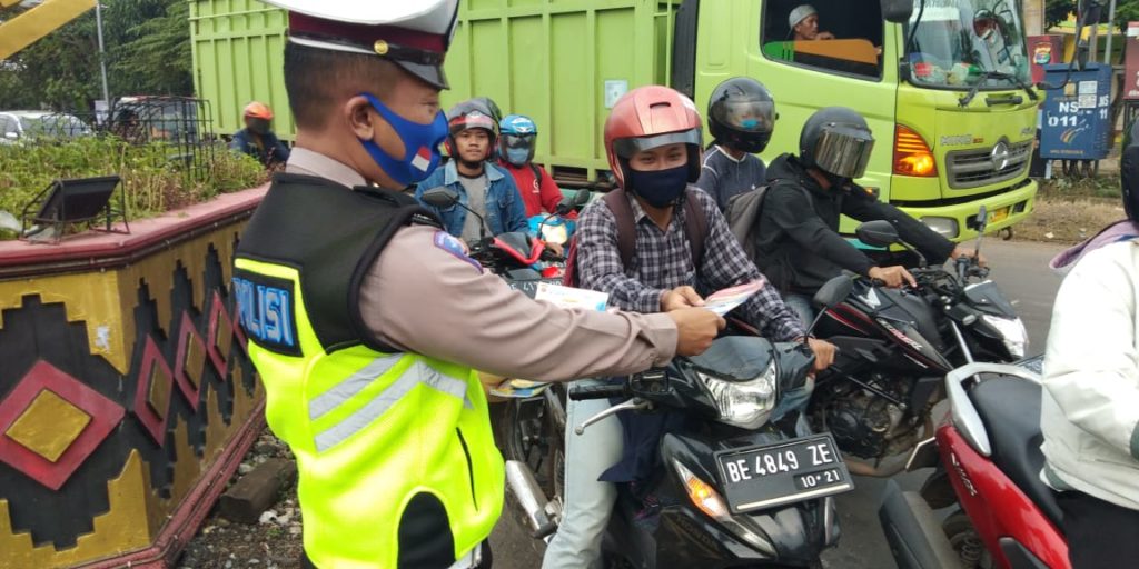 Satlantas Polres Pesawaran Laksanakan Kegiatan Sosialisasi Pembagian Brosur dan Himbauan 