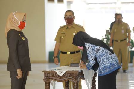 Bupati Winarti pimpin langsung acara Sumpah dan Janji Aparatur Sipil Negara (ASN) Pemkab tuba di gedung GSG