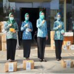 Peduli Covid-19, Riana Sari Arinal Distribusikan Paket Sembako dan Ribuan Masker Ketua TP PKK Kabupaten