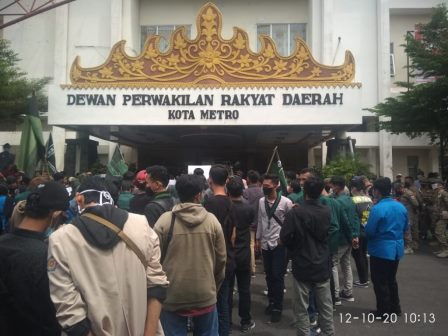 Himpunan Mahasiswa Islam (HMI) dan Penggerak Mahasiswa Islam Indonesia (PMII) Kota Metro menggelar aksi demo menolak Rancangan undang-undang (RUU) Cipta Kerja