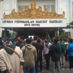 Himpunan Mahasiswa Islam (HMI) dan Penggerak Mahasiswa Islam Indonesia (PMII) Kota Metro menggelar aksi demo menolak Rancangan undang-undang (RUU) Cipta Kerja