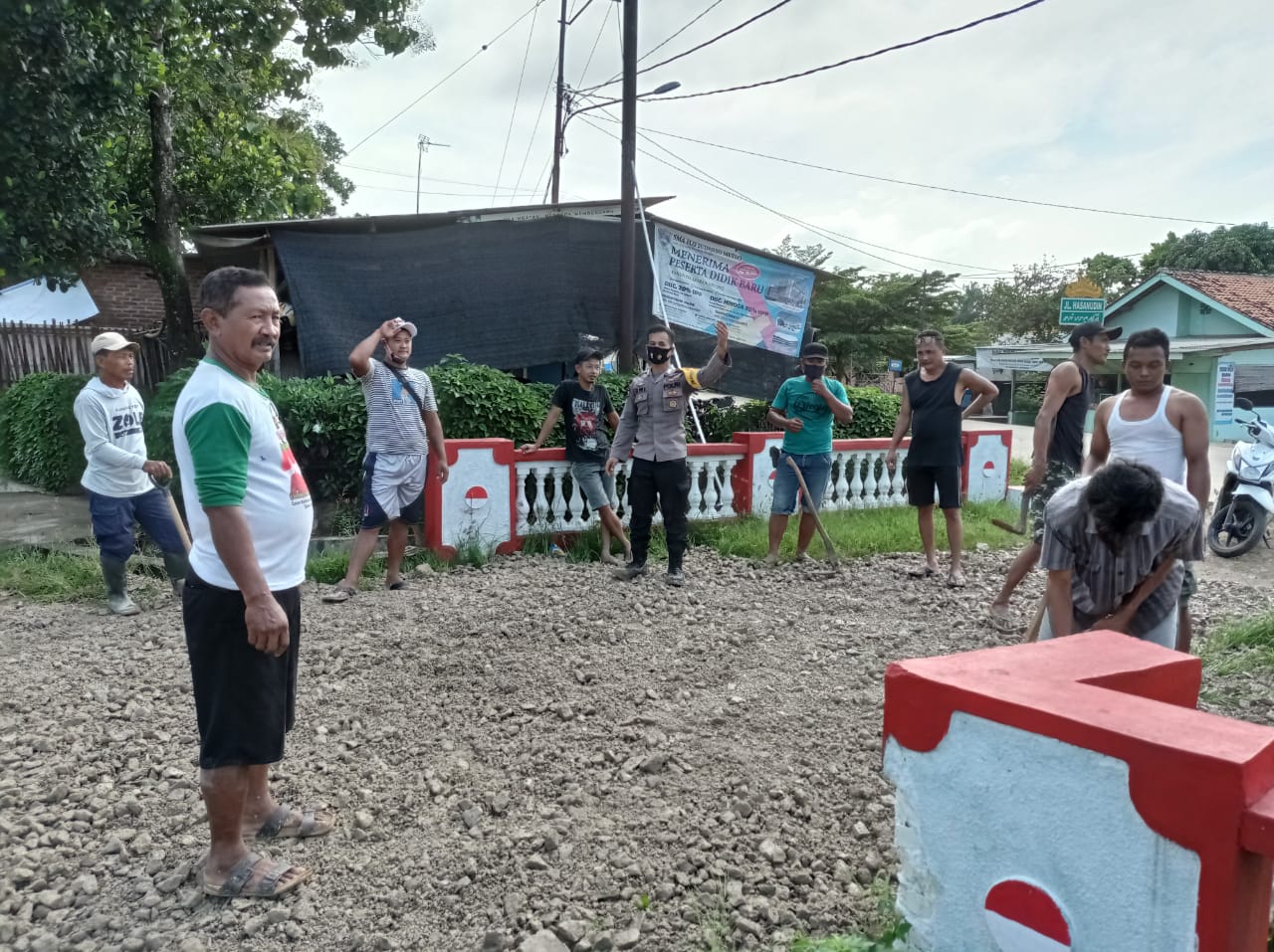 Polsek Metro pusat bergotong royong bantu warga memperbaiki jalan berlubang di jalan Hasanudin