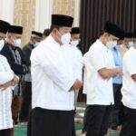 Gubernur Lampung dan Istri Laksanakan  Solat Idulpitri di Mahan Agung