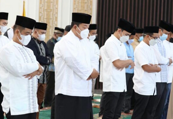 Gubernur Lampung dan Istri Laksanakan  Solat Idulpitri di Mahan Agung