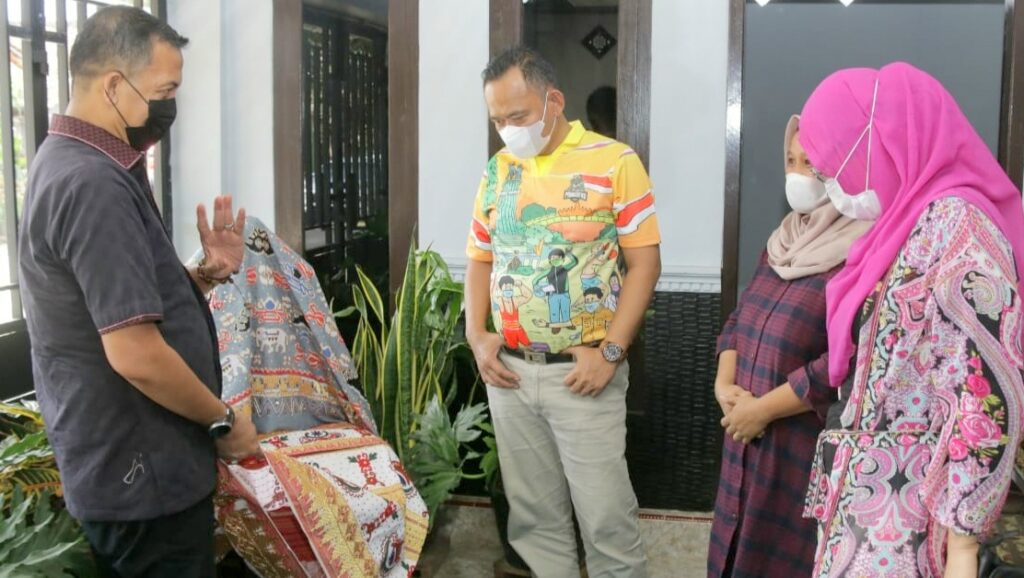 Kunjungan Bung Tam, Menjadi Inovasi Baru Bagi Pengrajin Tapis di Pringsewu