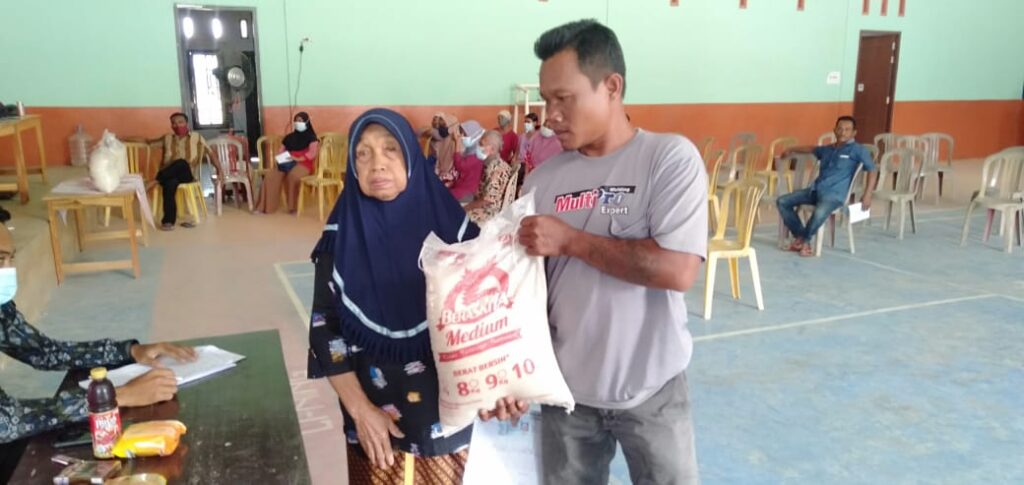 Penyaluran bantuan PPKM oleh pemkamp kepada masyarakat kurang mampu