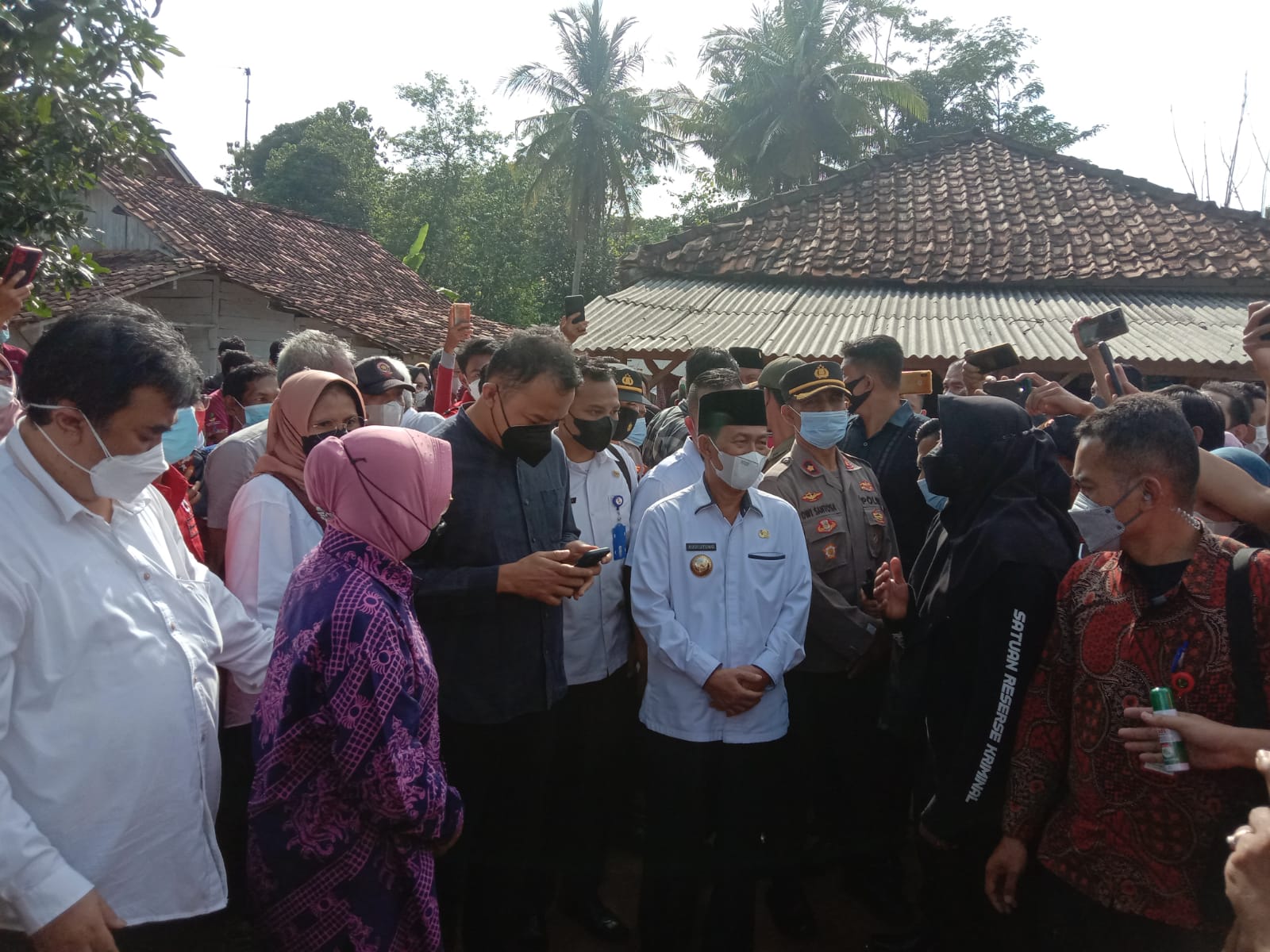 Mensos RI Kunjungi Lampura Dan Salurkan Bantuan Bagi Penderita Kanker