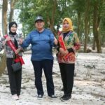 Azwar Hadi Meninjau Kawasan Mangrove di Labuhan Maringgai