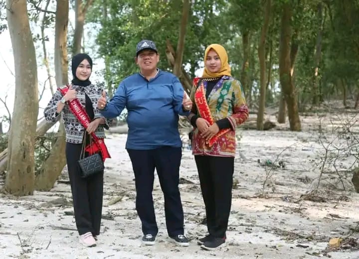 Azwar Hadi Meninjau Kawasan Mangrove di Labuhan Maringgai