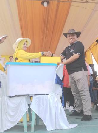 JMSI Tulangbawang Turut Membagikan Hadiah Pemenang Jalan Sehat Partai Golkar Tuba