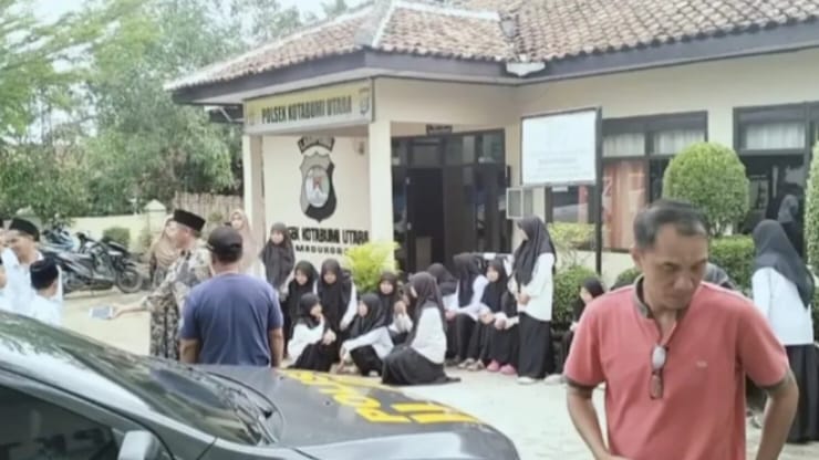 Puluhan Santri Pondok pesantren Riadathuul Bathiah datangi Kepolisian Adukan Perampasan Motor oleh Leising FIF